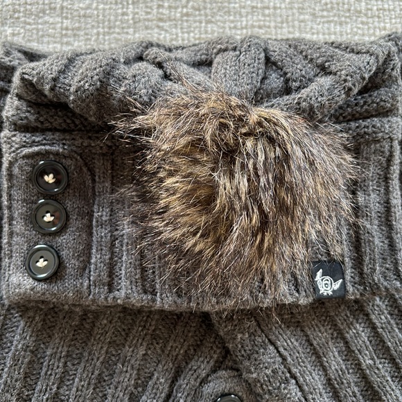 Infinity Scarf and Pom Pom Hat - Picture 2 of 3